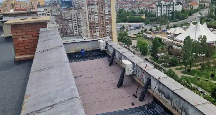 Ремонт на плосък покрив на панелен блок в Надежда